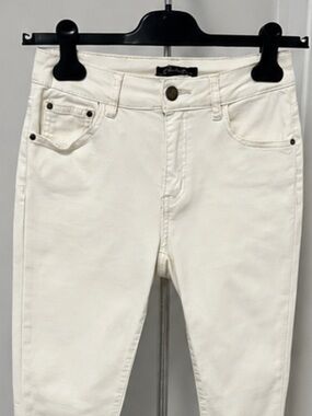 CHARLIE B Off-White Skinny Jeans